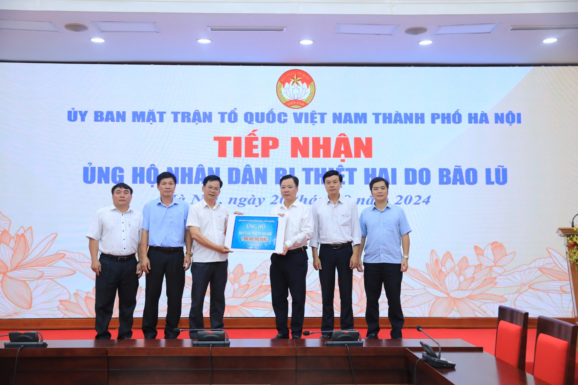 Lâm Hà đóng góp, hỗ trợ người dân Hà Nội 1,3 tỷ đồng khắc phục hậu quả bão lũ
