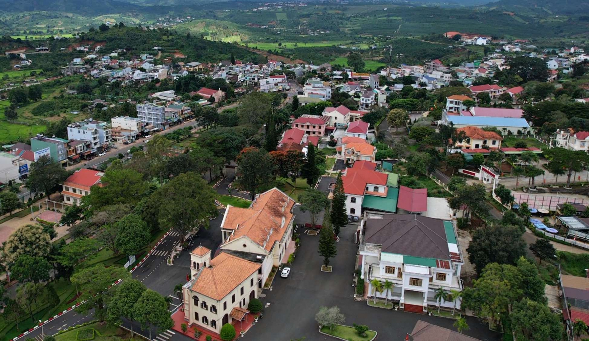 Hoàn chỉnh hồ sơ đề nghị công nhận Di tích lịch sử văn hóa Dinh tỉnh trưởng tỉnh Đồng Nai Thượng