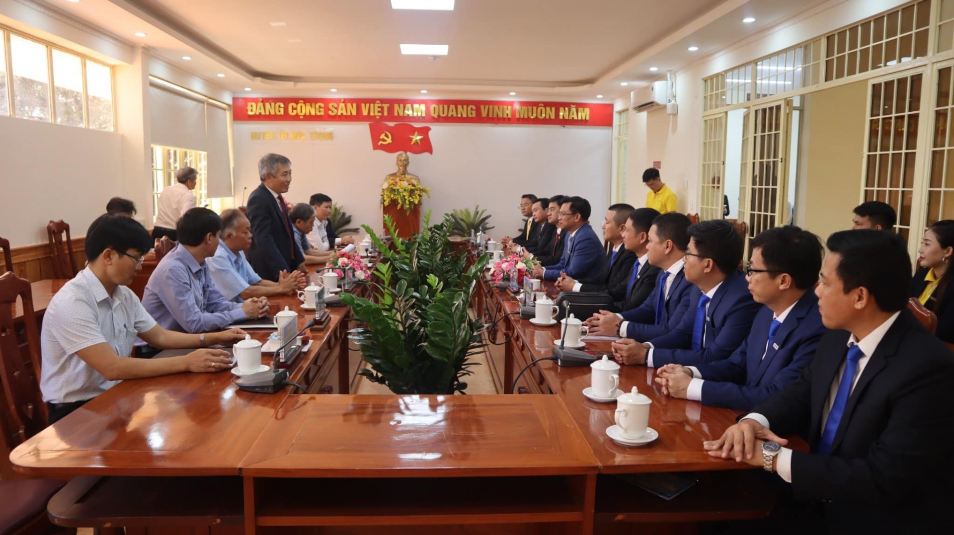 Đức Trọng tiếp nhận gói an sinh xã hội do Ngân hàng TMCP Nam Á và Tập đoàn Eras Group tài trợ