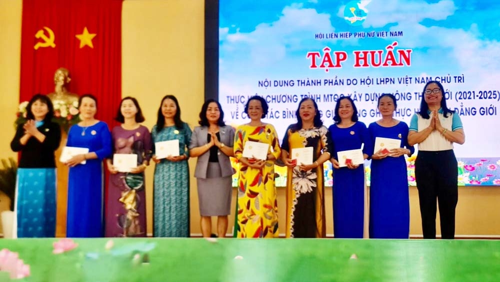 Nâng cao trách nhiệm của cán bộ, hội viên, phụ nữ trong việc tham gia thực hiện Chương trình Mục tiêu quốc gia xây dựng nông thôn mới