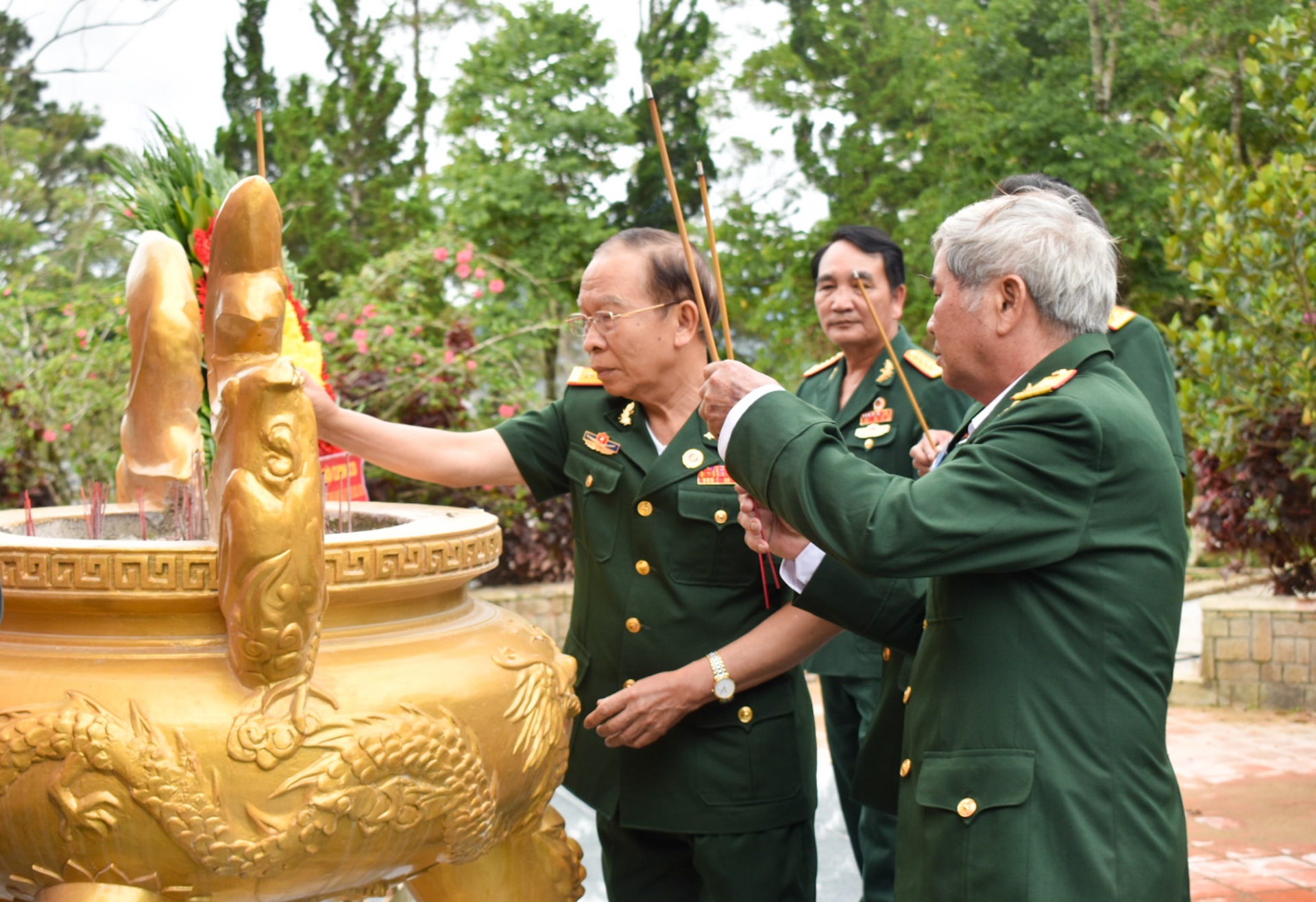 Doanh nhân Cựu chiến binh tỉnh Lâm Đồng viếng Nghĩa trang Liệt sĩ TP Đà Lạt
