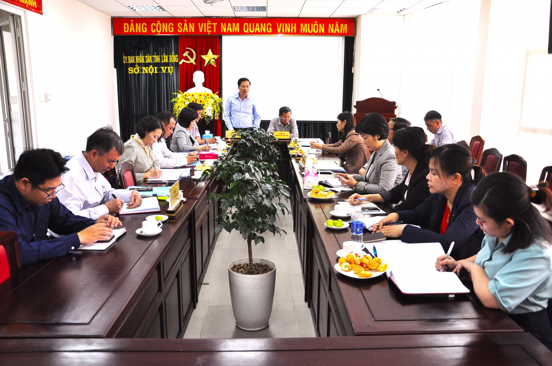 Tiếp tục đẩy mạnh Phong trào thi đua "Vì người nghèo - Không để ai bị bỏ lại phía sau"