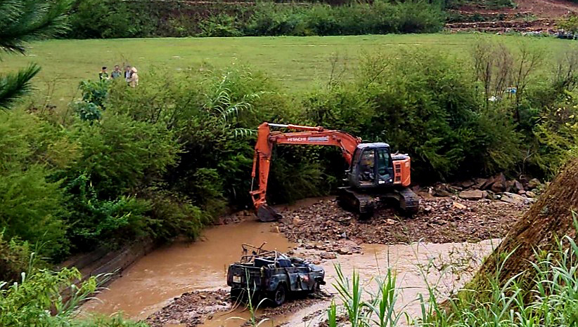 Xe chở khách du lịch bị lũ cuốn ở Khu du lịch Làng Cù Lần còn đăng kiểm 