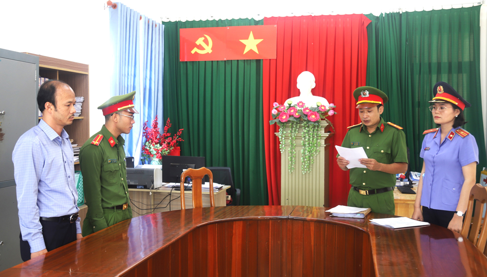 Khởi tố một hiệu trưởng giao cấu với người dưới 16 tuổi