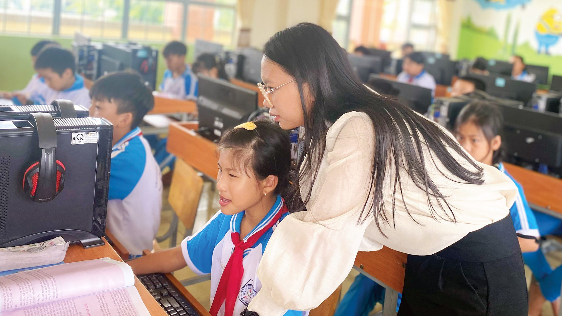 Cô giáo trẻ nhiệt huyết của Ka Đô
