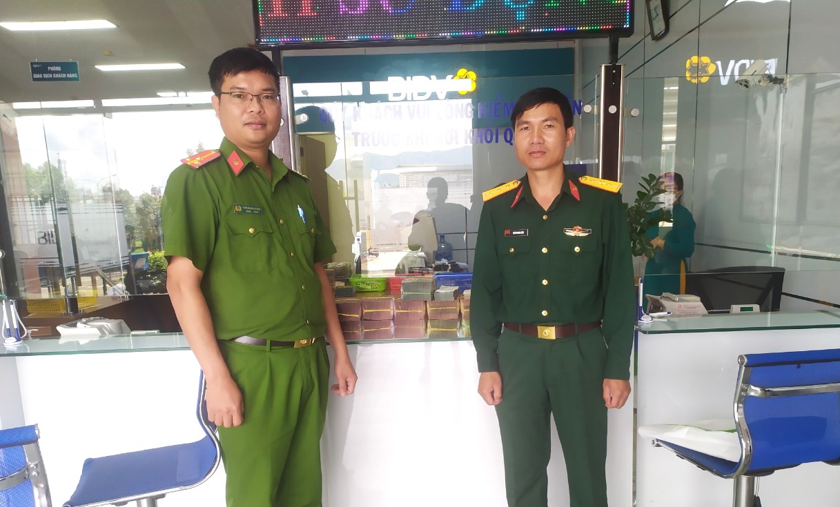 Bảo Lộc: Bất ngờ nhận hơn 1,5 tỷ đồng vào tài khoản, Thượng úy quân đội báo công an tìm người trả lại