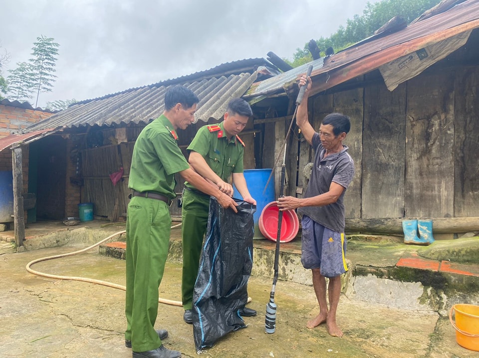 Cát Tiên: Đẩy mạnh công tác thu hồi vũ khí, vật liệu nổ và công cụ hỗ trợ