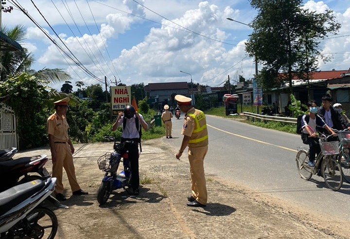 Cát Tiên: Ra quân tuần tra, xử lý vi phạm pháp luật về trật tự an toàn giao thông liên quan đến học sinh