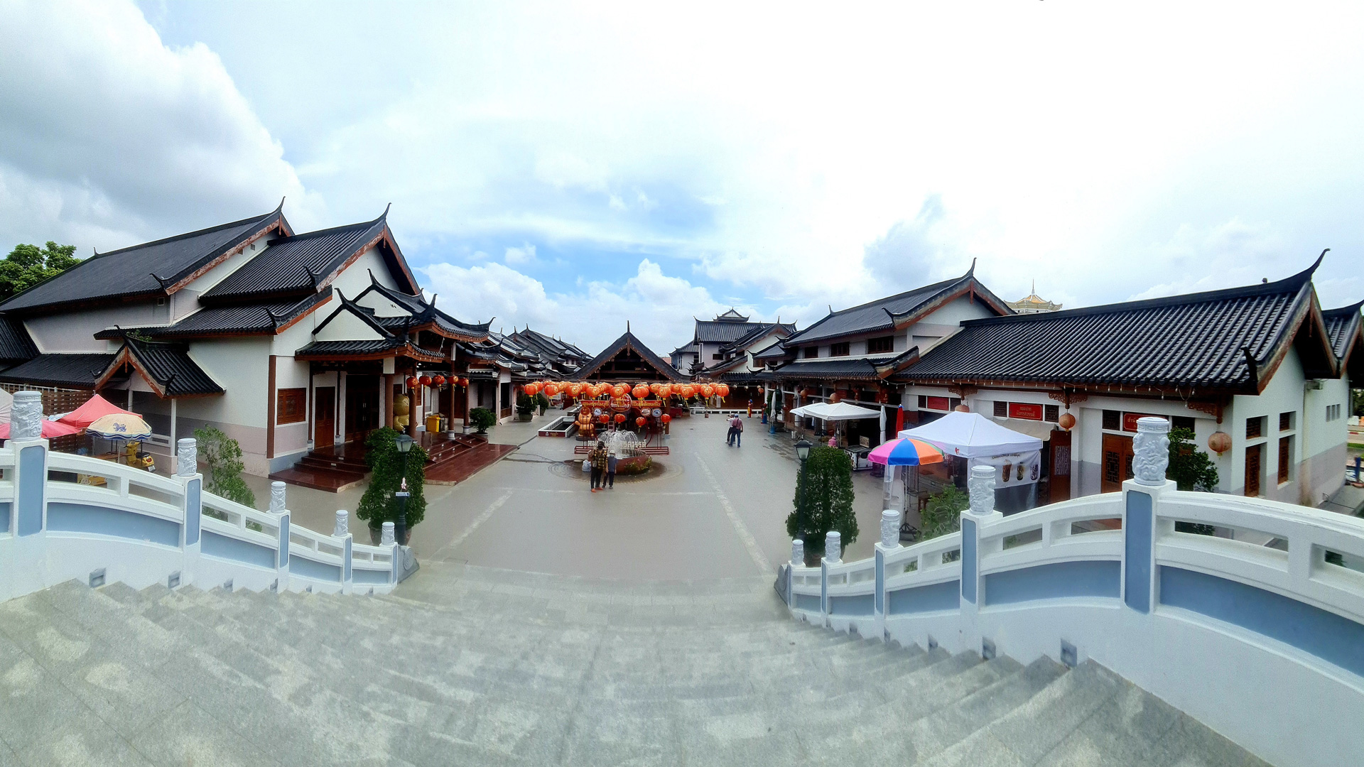 Văn hóa tâm linh nhiều màu sắc của xứ sở Chùa Vàng