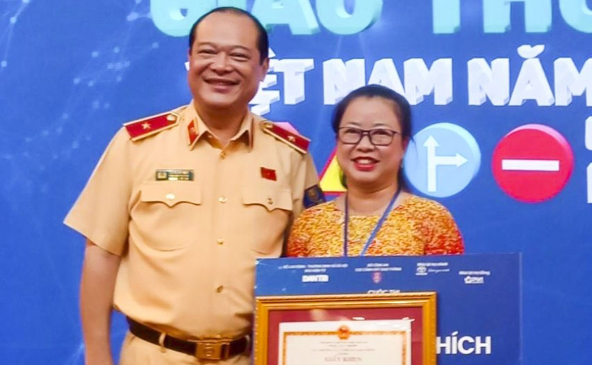 Cô giáo Trường THPT Lê Hồng Phong, huyện Di Linh gây ấn tượng với giải pháp an toàn giao thông trường học