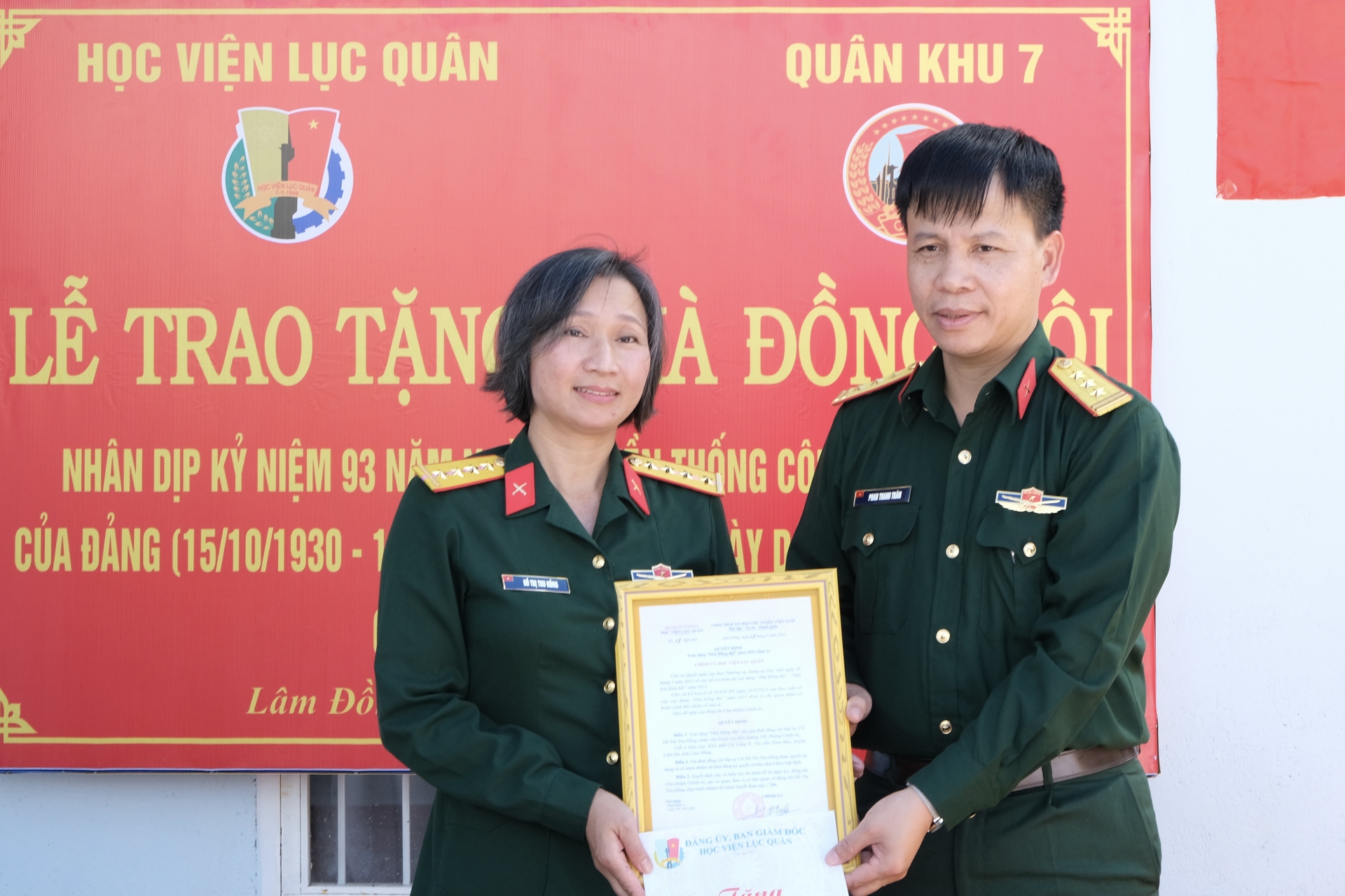 Trao tặng nhà đồng đội cho quân nhân có hoàn cảnh khó khăn