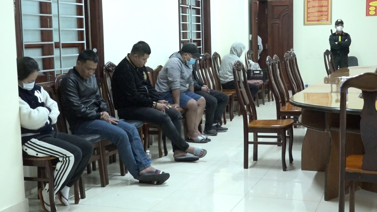 Tạm giữ 5 đối tượng đánh bạc