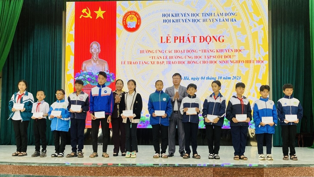 Lâm Hà: Trao học bổng và xe đạp trị giá 140 triệu đồng cho học sinh