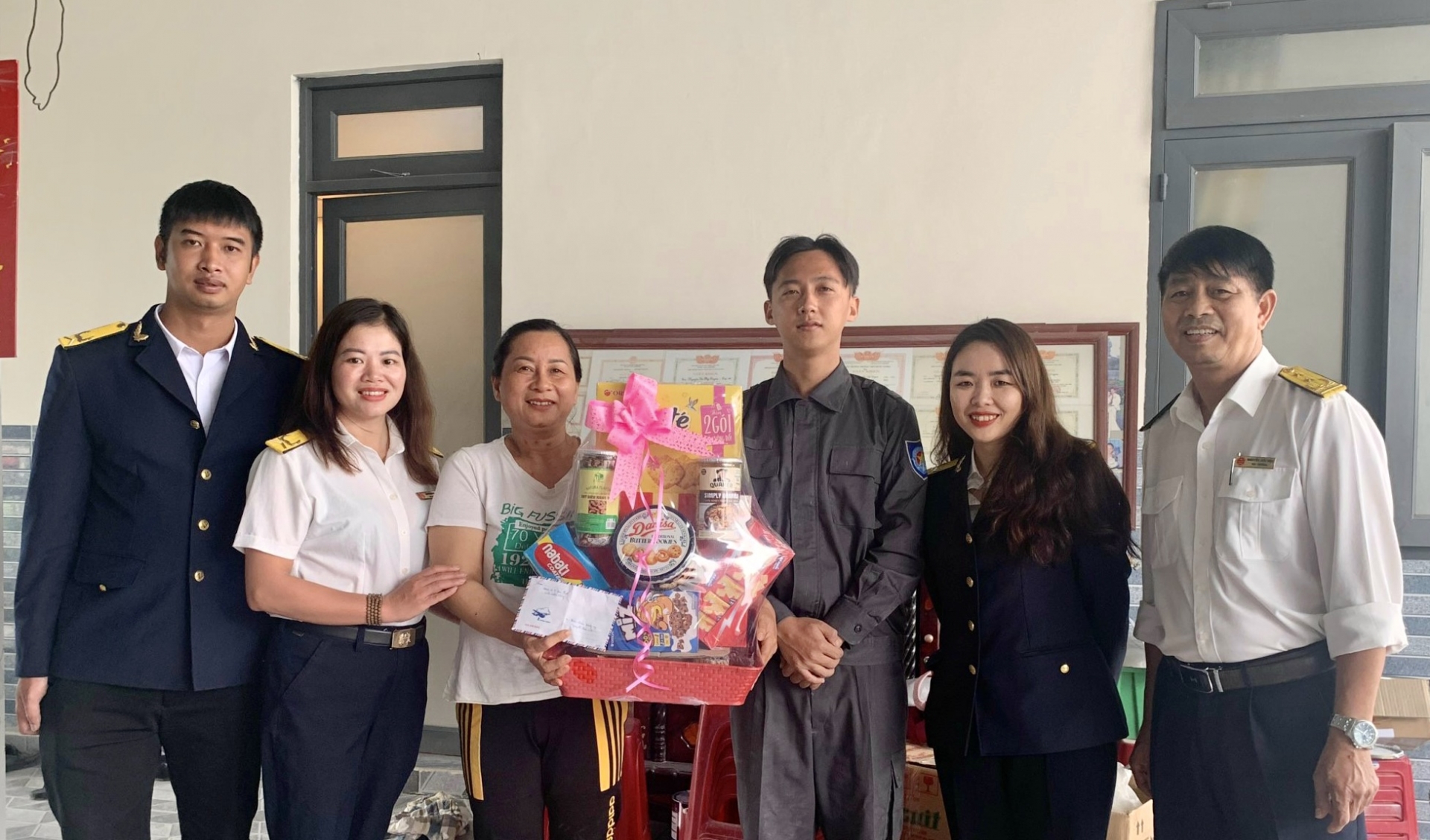 Thăm hỏi thân nhân gia đình chiến sỹ đang công tác nơi hải đảo và nhận đỡ đầu trẻ em có hoàn cảnh khó khăn