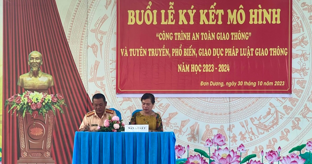 Đơn Dương: Nhân rộng hiệu quả mô hình “Cổng trường an toàn giao thông"