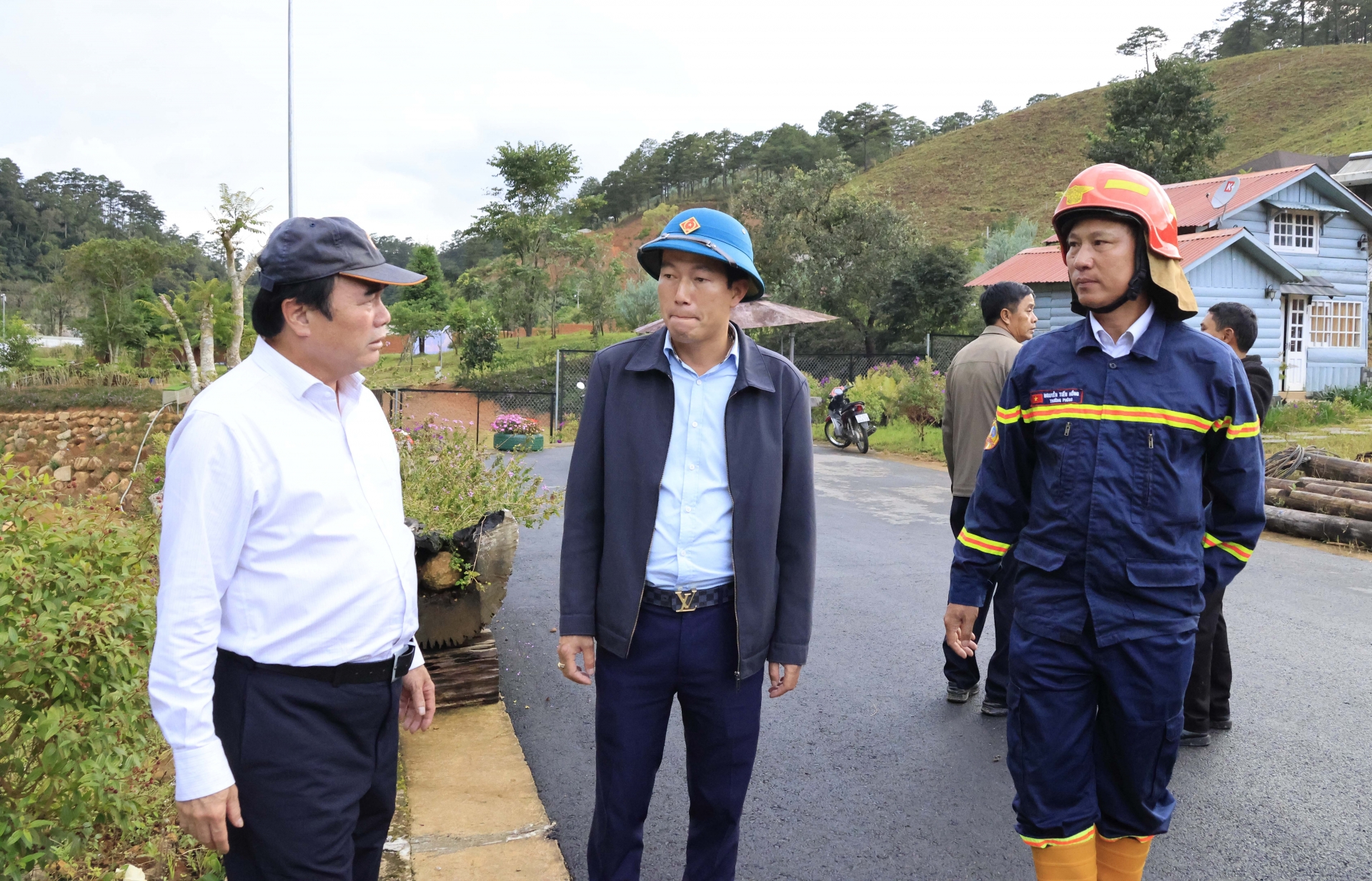 UBND tỉnh chỉ đạo khẩn trương khắc phục sự cố lật xe do lũ tại Khu du lịch Làng Cù Lần