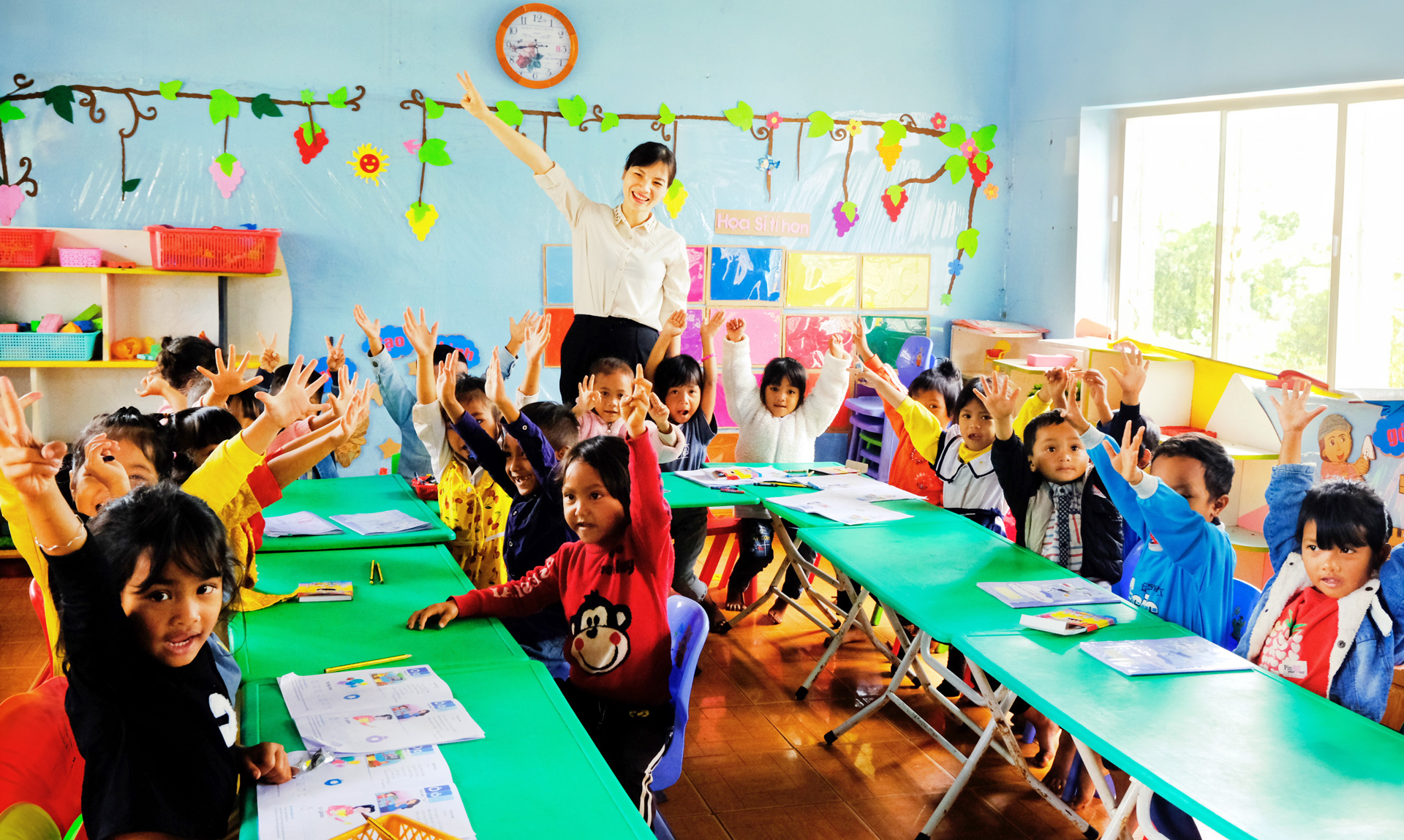 Tác phẩm dự thi Giải Búa liềm vàng: Vững vàng thôn buôn