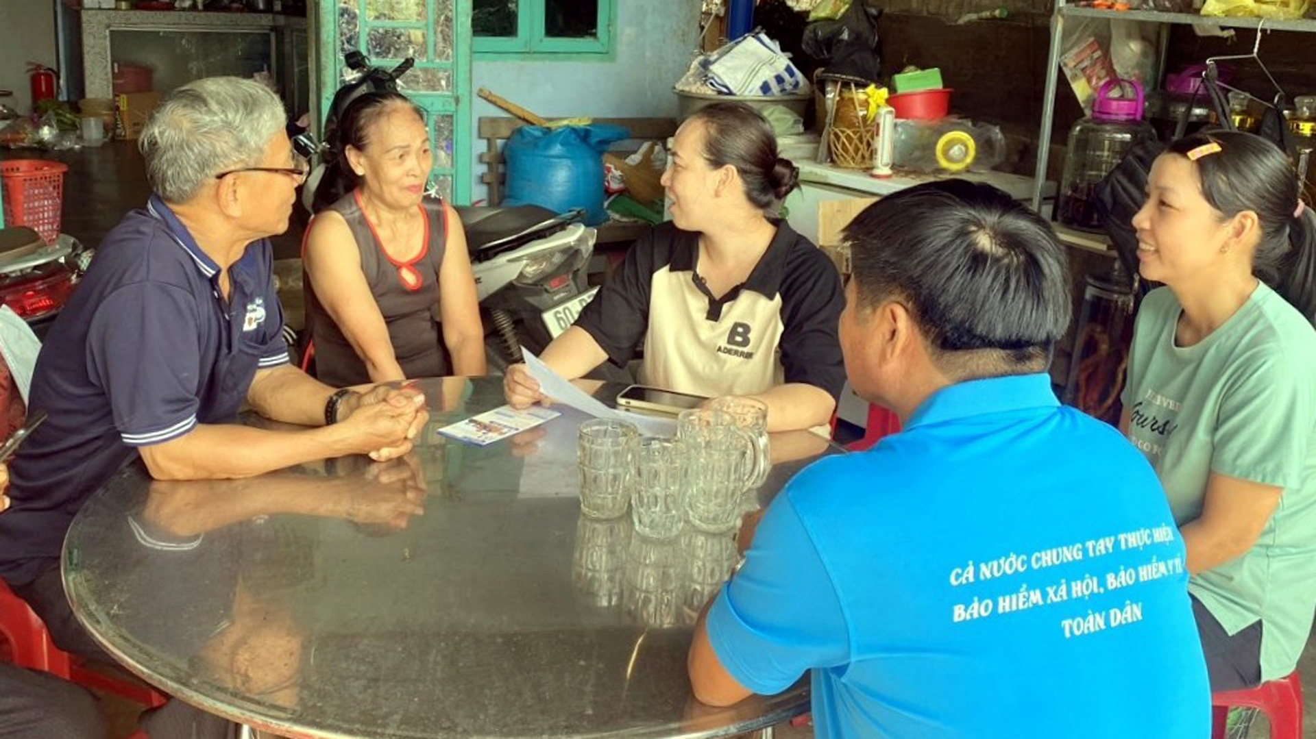 BẢO HIỂM XÃ HỘI LÂM ĐỒNG - ĐỒNG HÀNH CÙNG NGƯỜI DÂN: Người dân tham gia BHXH tự nguyện được hưởng lương hưu khi về già