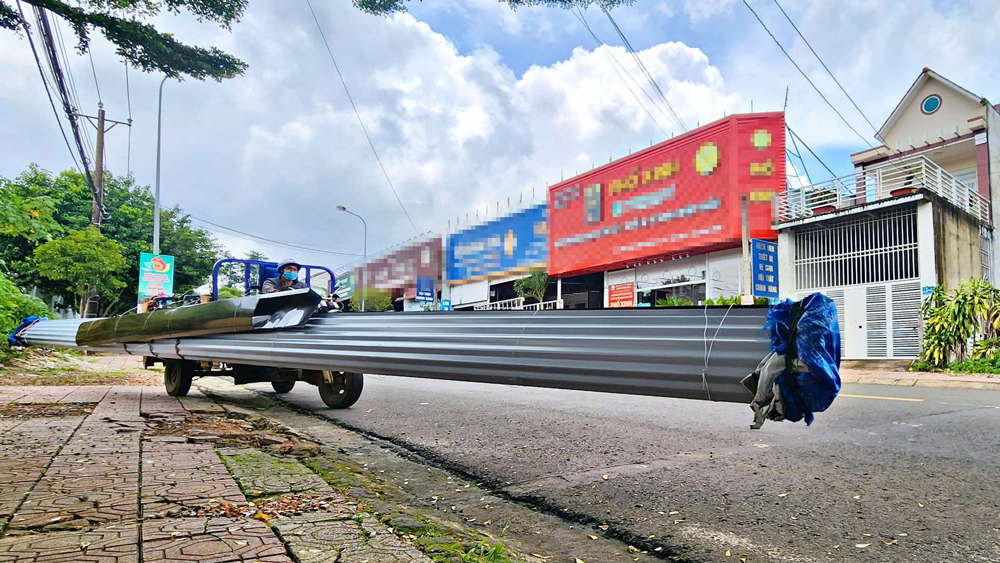 Xe chở tôn cồng kềnh, tiềm ẩn nguy cơ mất an toàn giao thông