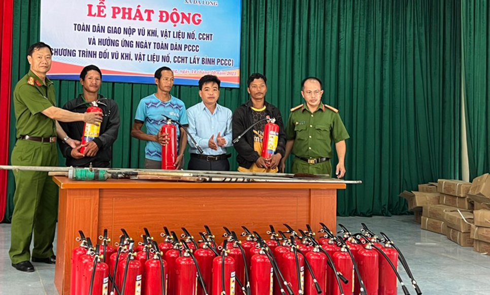 Đam Rông: Hỗ trợ 100 bình chữa cháy cho hộ nghèo, hộ cận nghèo người đồng bào DTTS