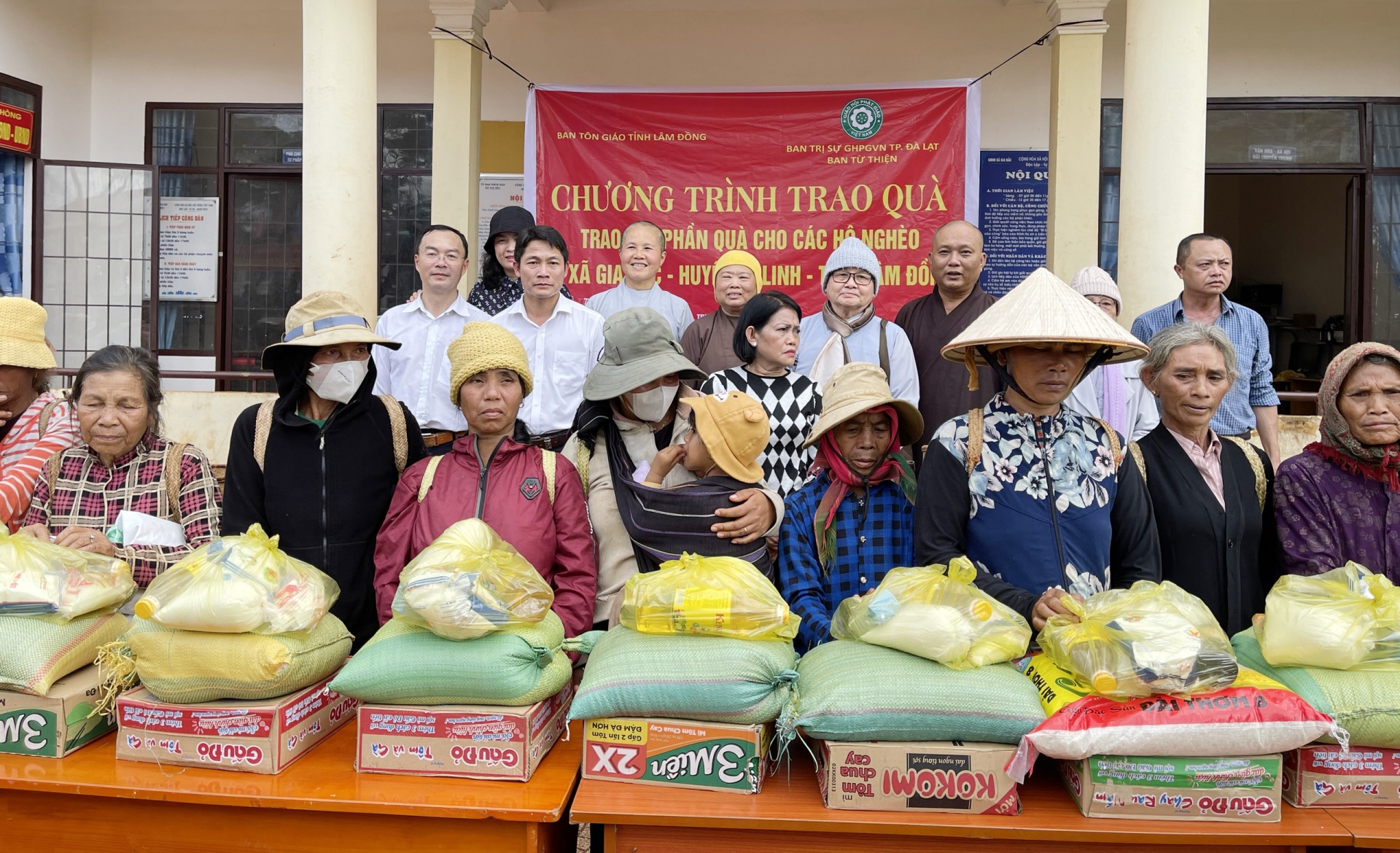 Giáo hội Phật giáo Đà Lạt và Ban Tôn giáo tỉnh trao 220 phần quà cho người dân xã Gia Bắc