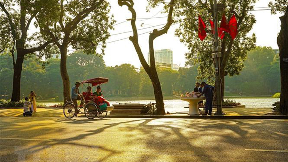 Bắc Bộ và Trung Bộ ngày nắng, chiều tối mưa dông, Nam Bộ có mưa rào