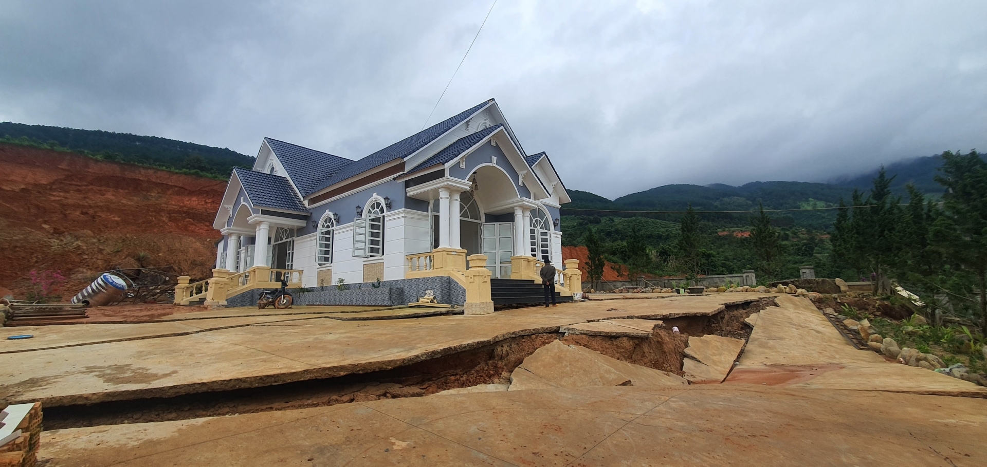 Đề xuất công bố tình huống khẩn cấp về thiên tai với sự cố sụt lún, sạt trượt đất tại khu vực hồ Đông Thanh