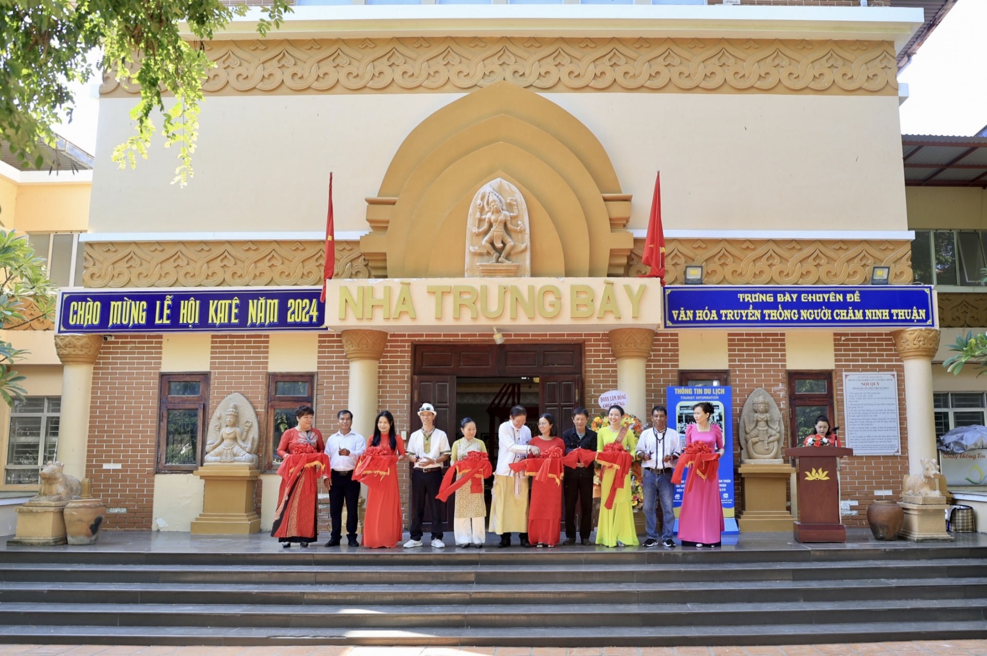 Hai nhà sưu tập Lâm Đồng giới thiệu, trưng bày cổ vật ở Ninh Thuận