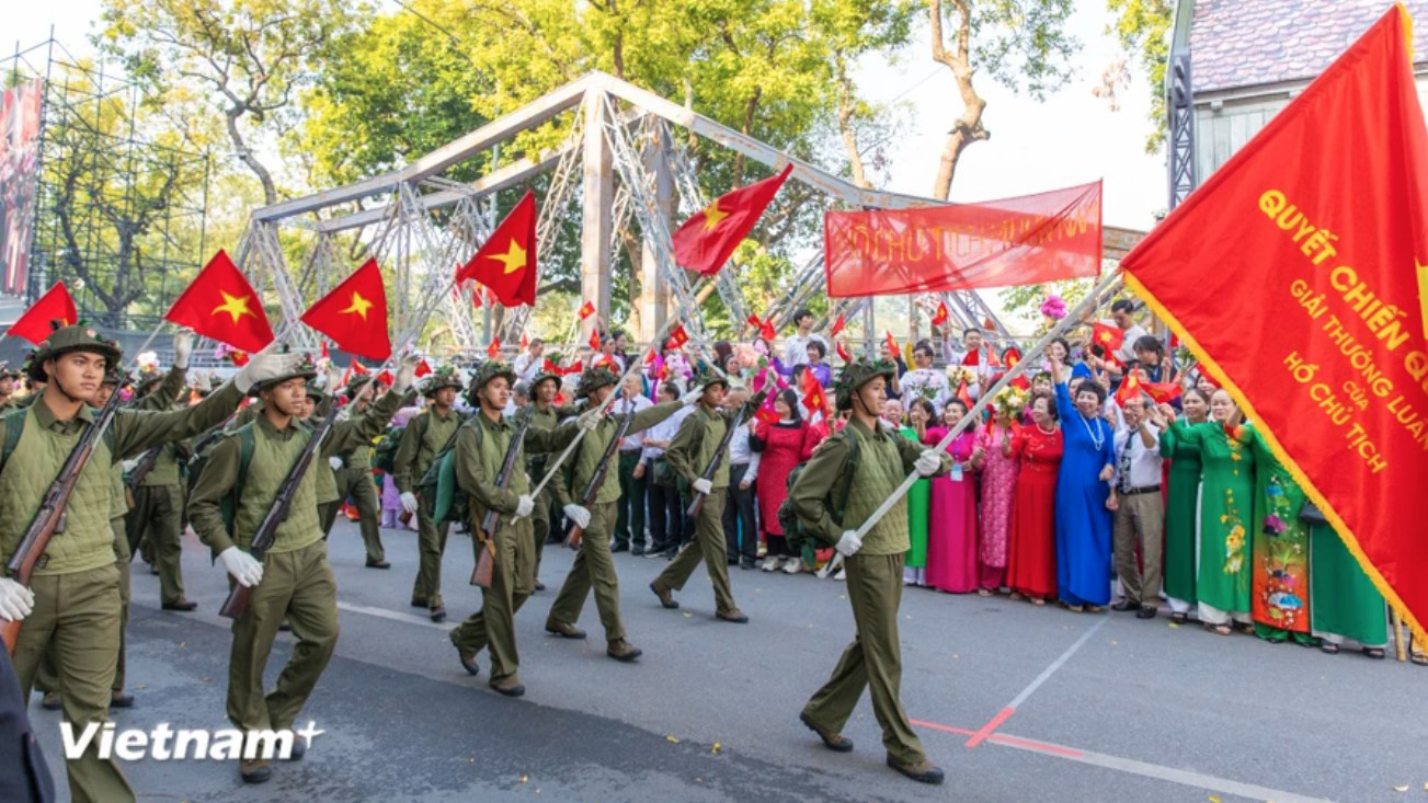 Kỷ niệm 70 năm Ngày Tiếp quản Thủ đô Hà Nội: Nghìn năm vẫn một trái tim này