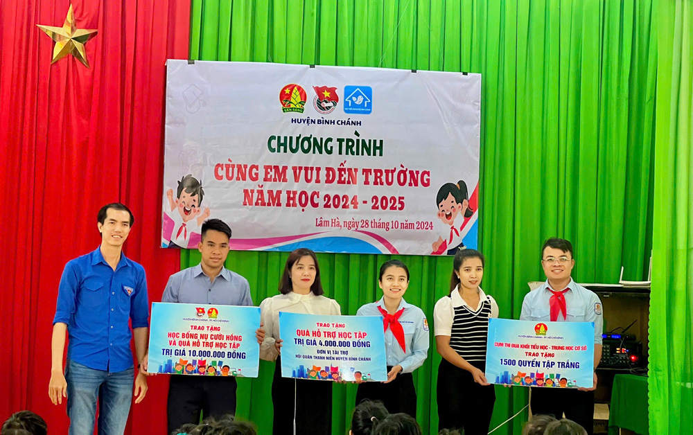 Trao quà tại chương trình Cùng em vui đến trường