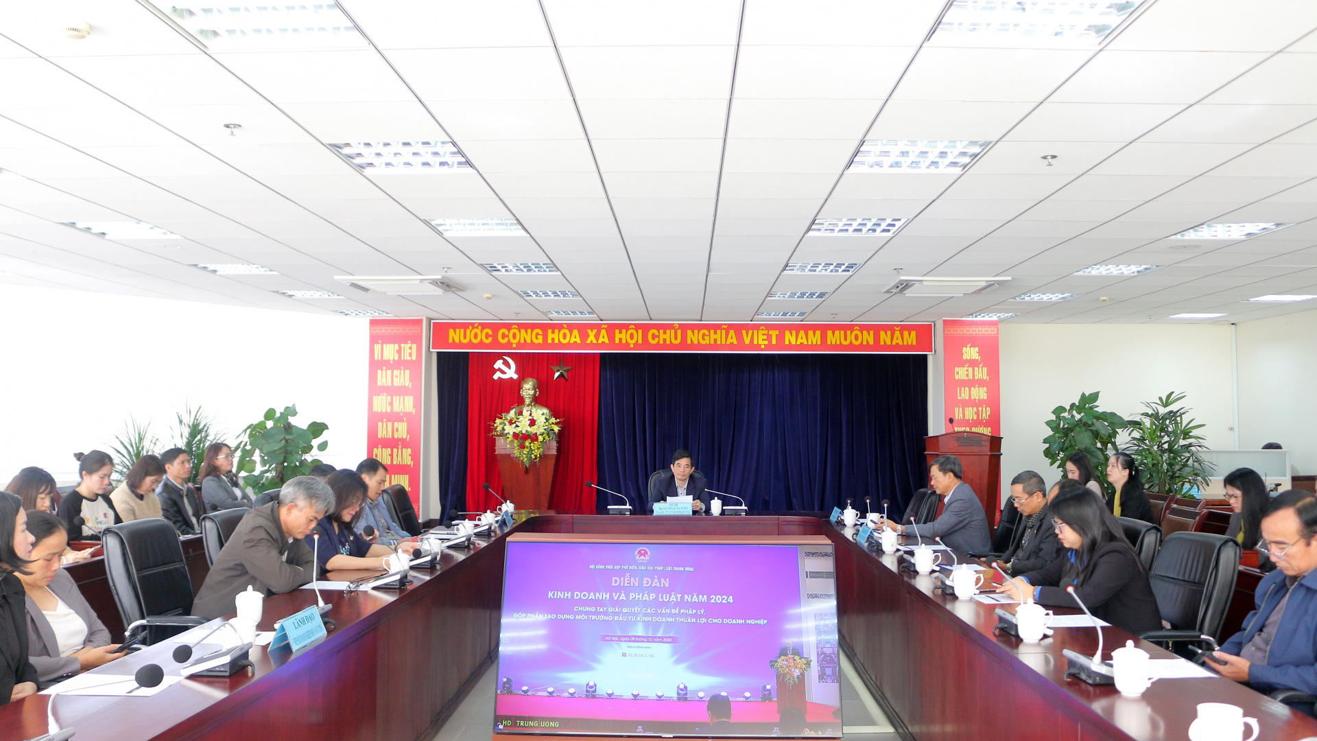 Chung tay tháo gỡ khó khăn, vướng mắc pháp lý, góp phần tạo dựng môi trường đầu tư kinh doanh thuận lợi cho doanh nghiệp