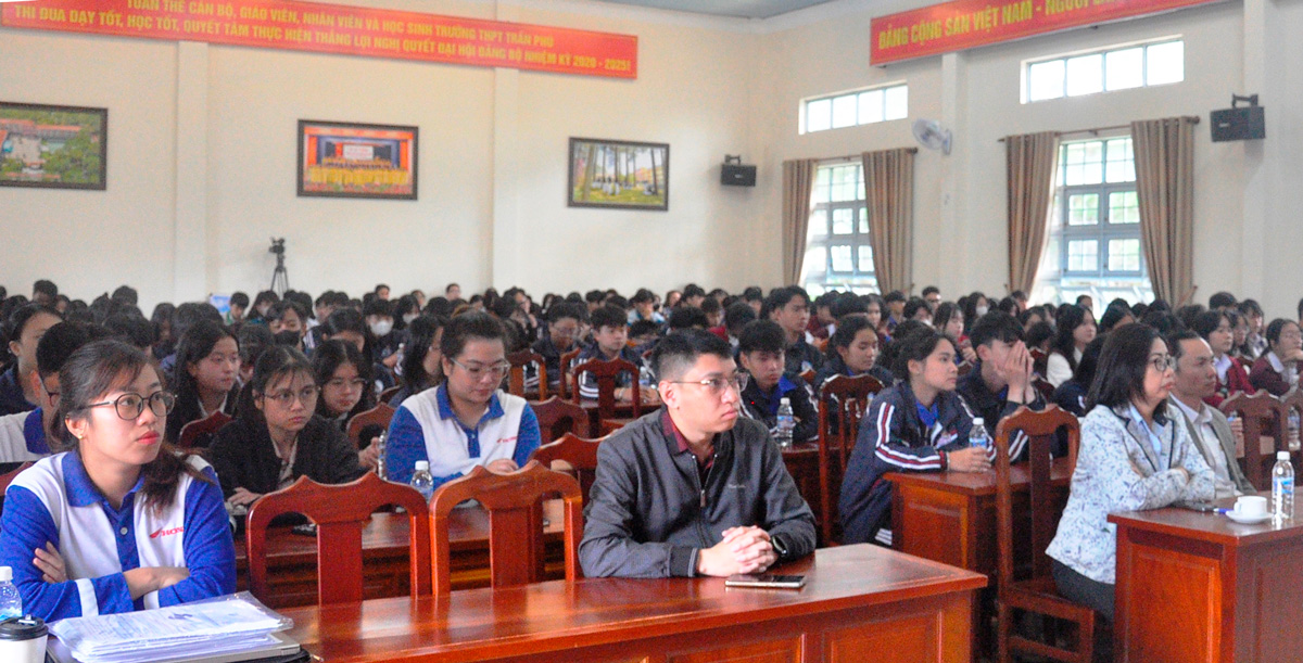 Phát động học sinh, sinh viên chấp hành pháp luật về an toàn giao thông