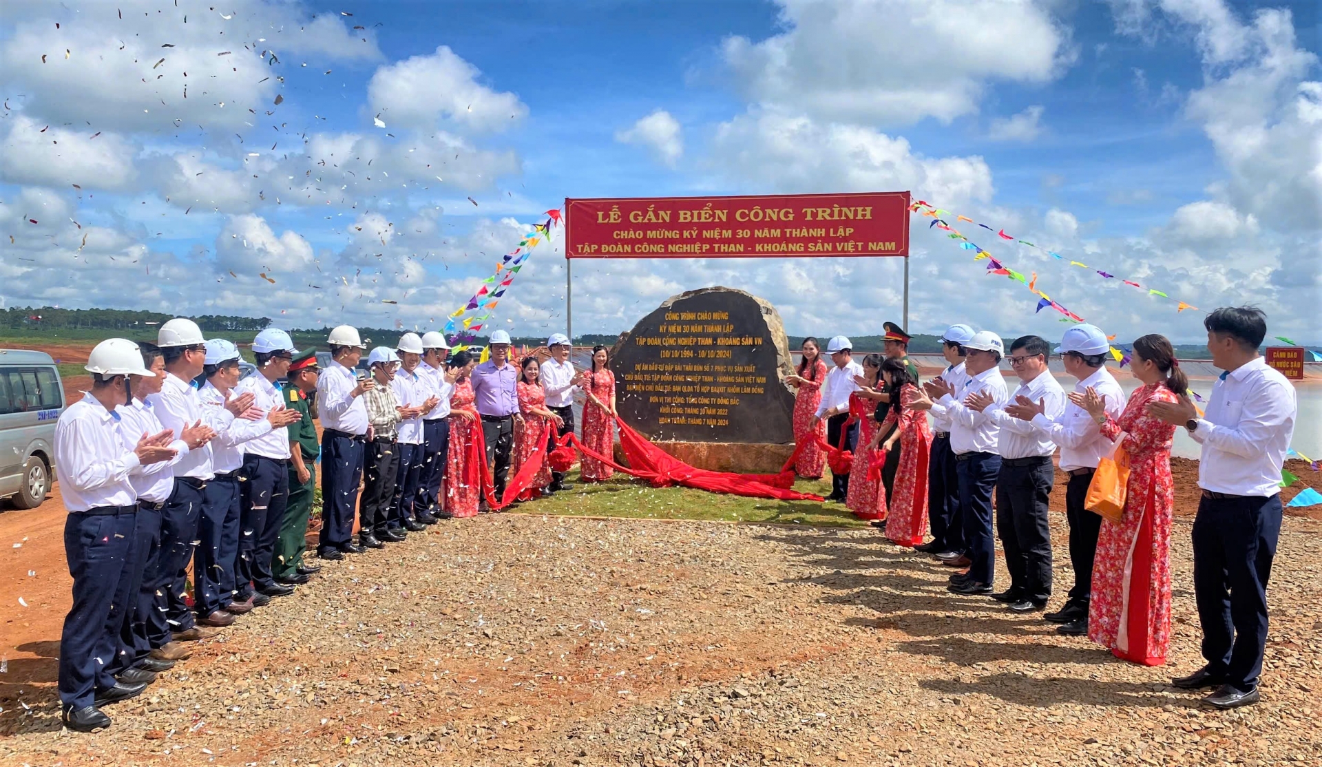 Gắn biển công trình chào mừng 30 năm ngày thành lập Tập đoàn Công nghiệp Than - Khoáng sản Việt Nam
