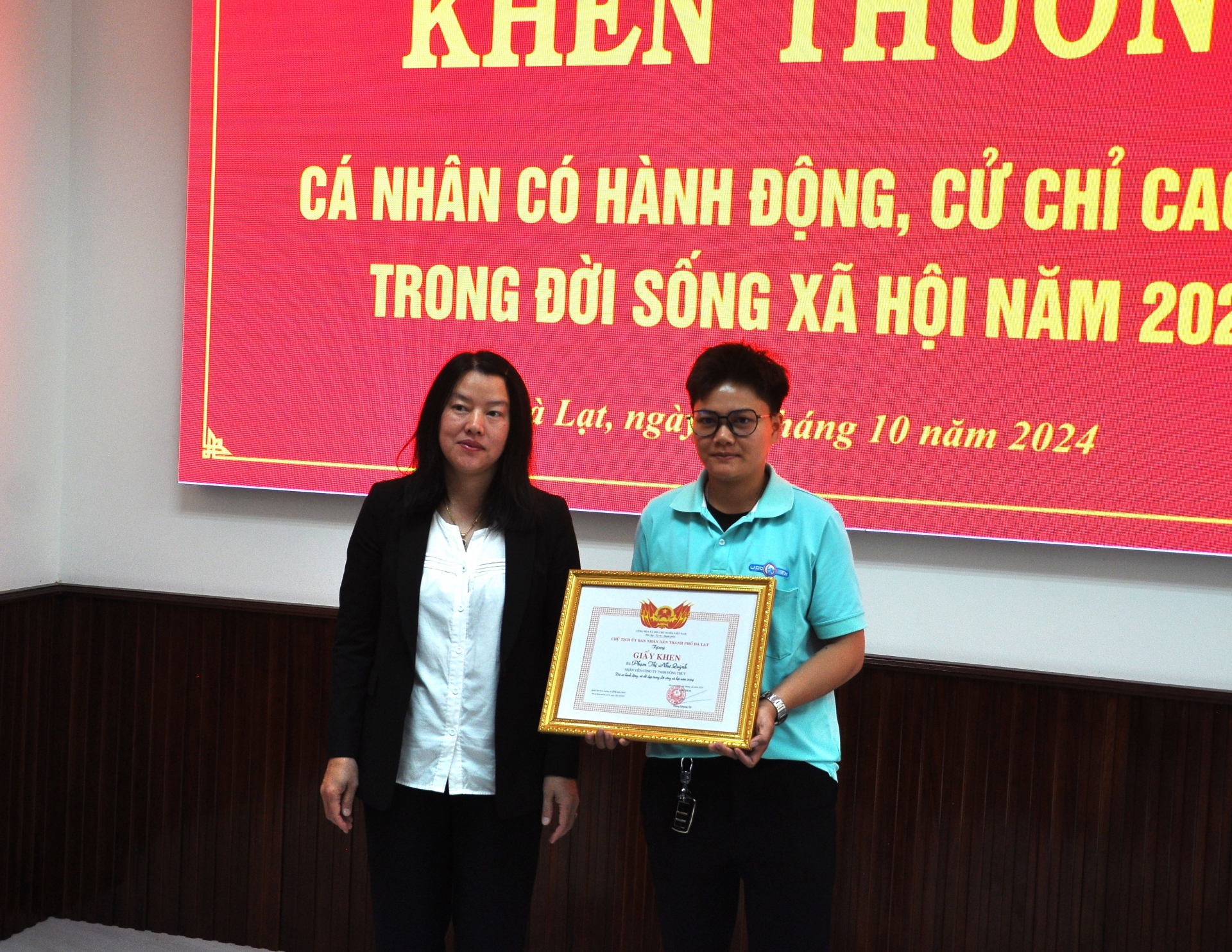 Đà Lạt: Biểu dương tài xế taxi trả lại tiền rơi cho khách