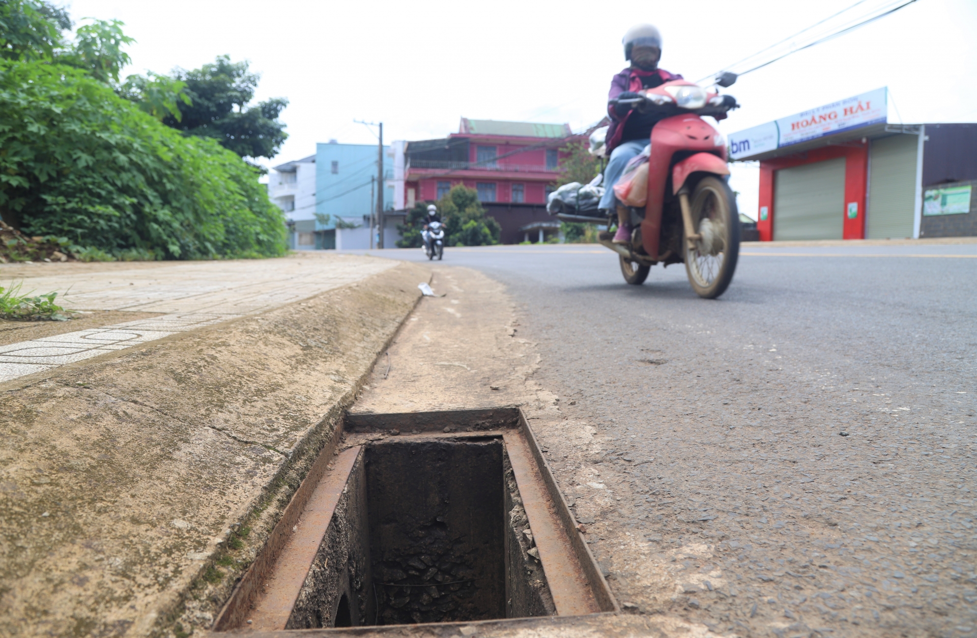 Bảo Lâm: Hàng chục nắp cống trên Tỉnh lộ 725 bị mất gây nguy hiểm cho người đi đường
