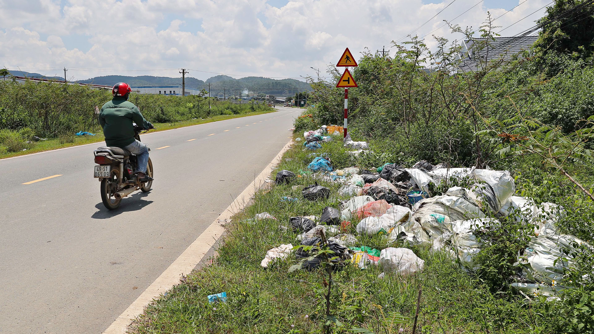 Rác tràn lan trong khu công nghiệp