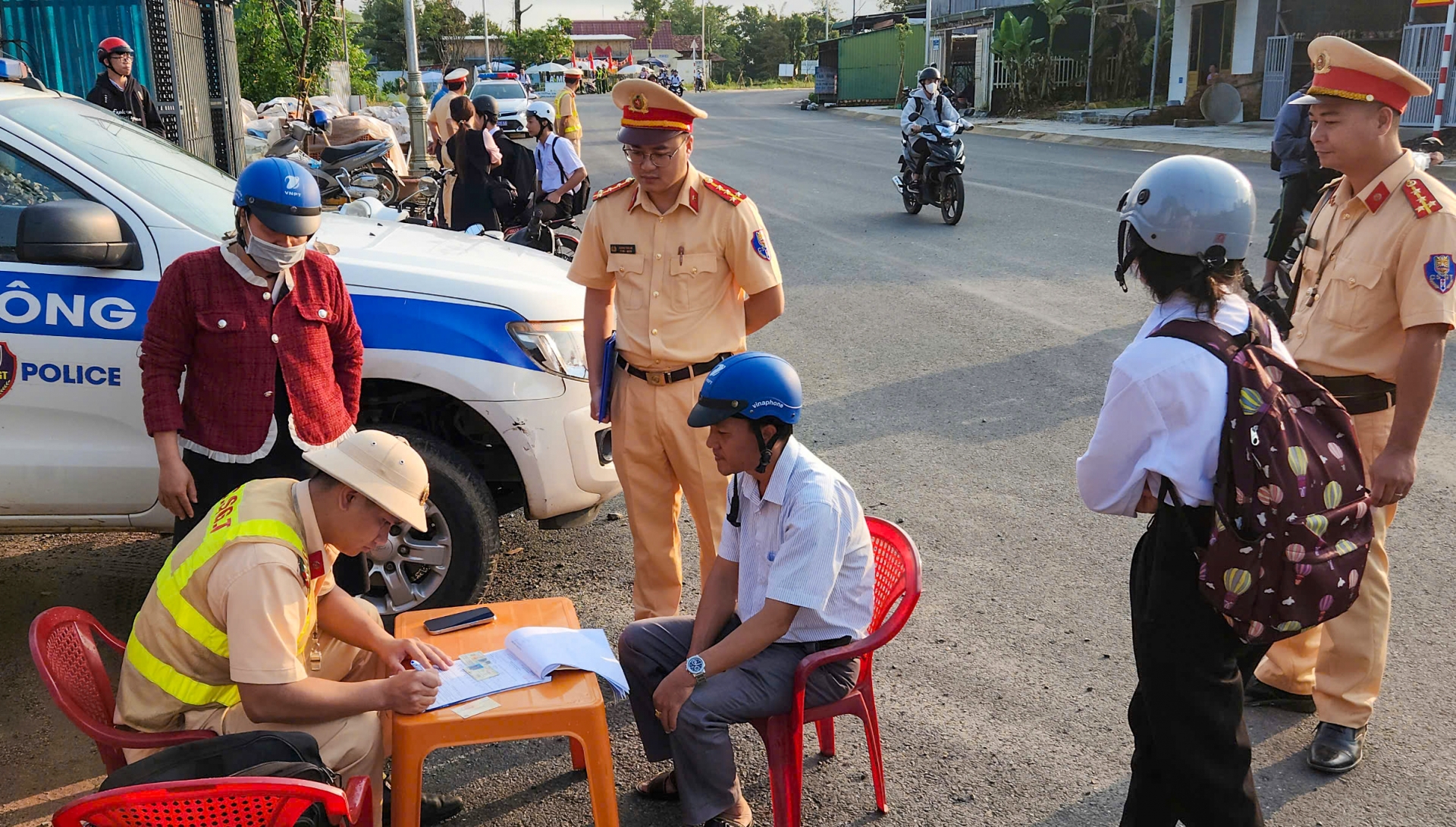 CSGT toàn tỉnh ra quân xử lý triệt để vi phạm giao thông học đường