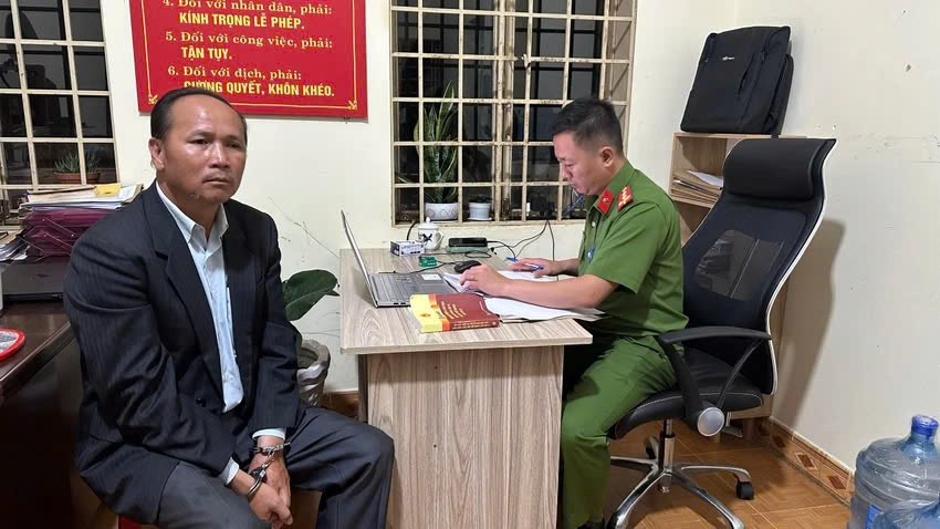 “Tống tiền” cán bộ địa chính, 2 vợ chồng lãnh án 19 năm tù