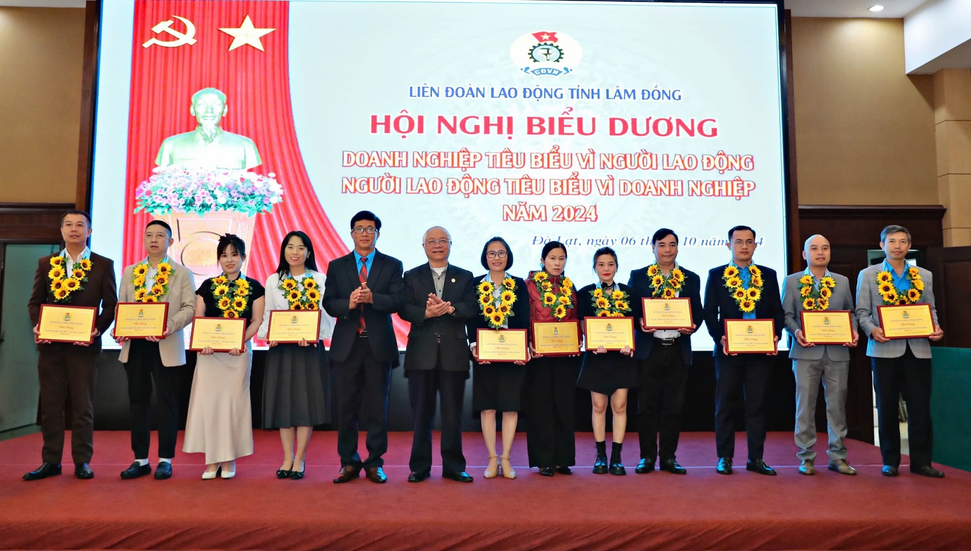Biểu dương 23 doanh nghiệp và 30 người lao động tiêu biểu