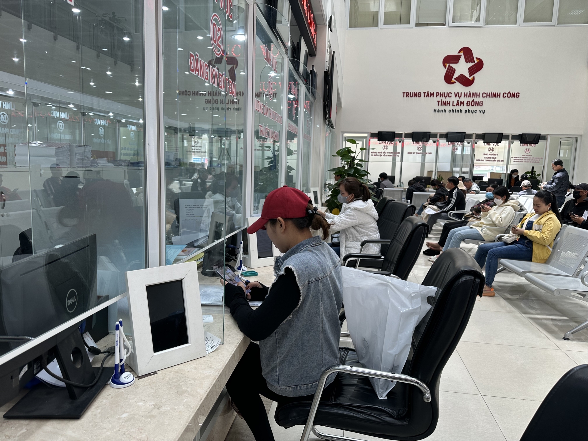 Nhiều đơn vị tổ chức làm việc vào ngày thứ Bảy