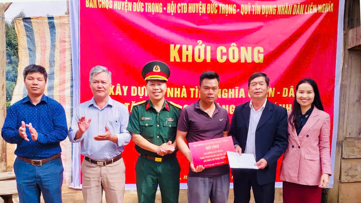 Khởi công và bàn giao nhà “Tình nghĩa quân - dân” tại huyện Đức Trọng