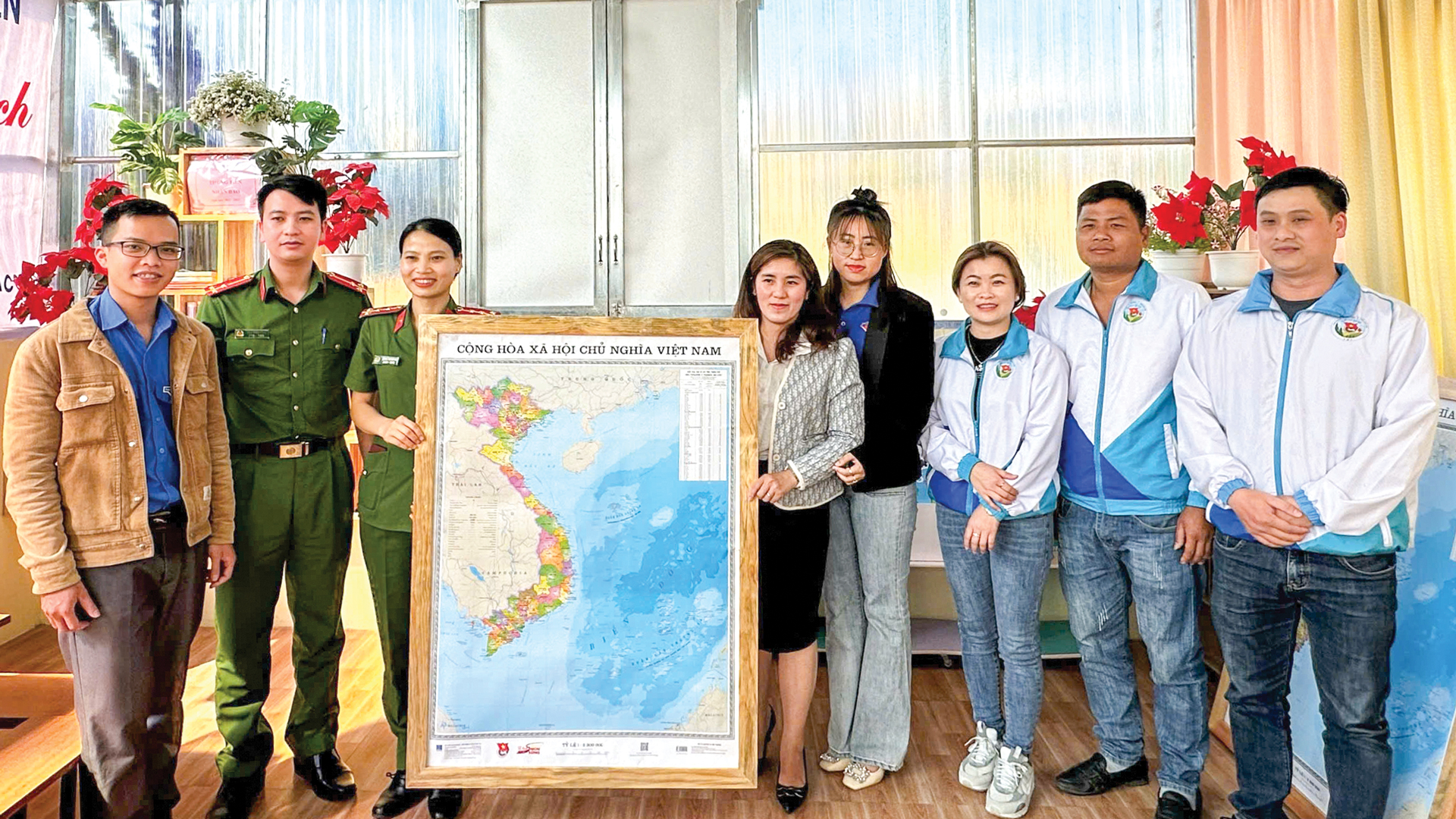 Nữ thủ lĩnh Đoàn mang sắc phục công an