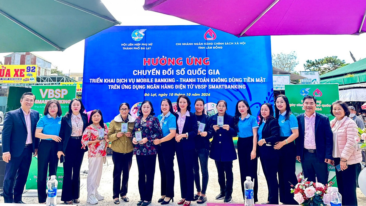 Phụ nữ Lâm Đồng tích cực tham gia chuyển đổi số, thanh toán không dùng tiền mặt