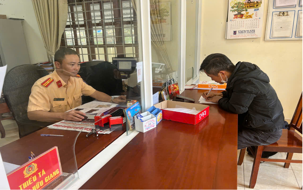Xử lý tài xế xe vượt ẩu bất chấp nguy hiểm trên đèo Bảo Lộc