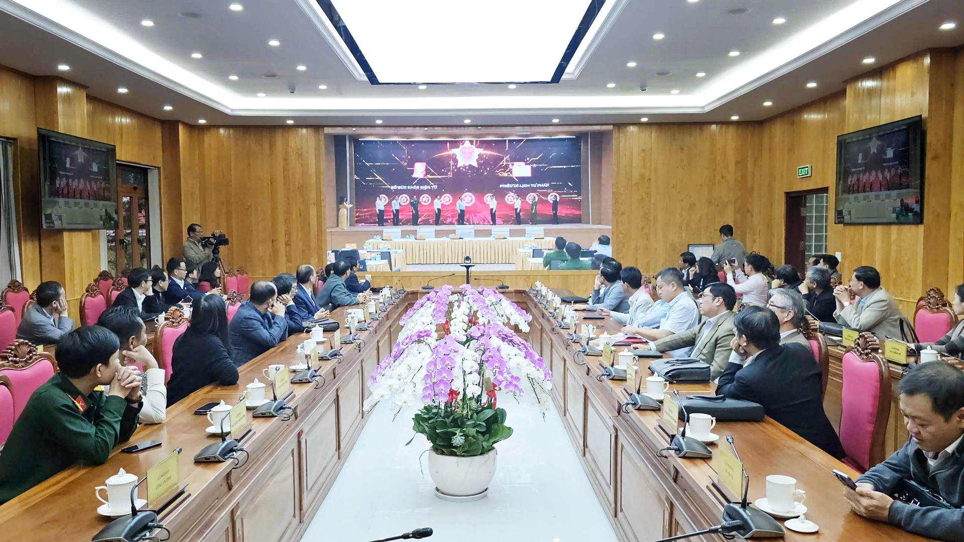 Mở rộng thí điểm Sổ sức khỏe điện tử và cấp Phiếu lý lịch tư pháp qua ứng dụng VNeID trên toàn quốc