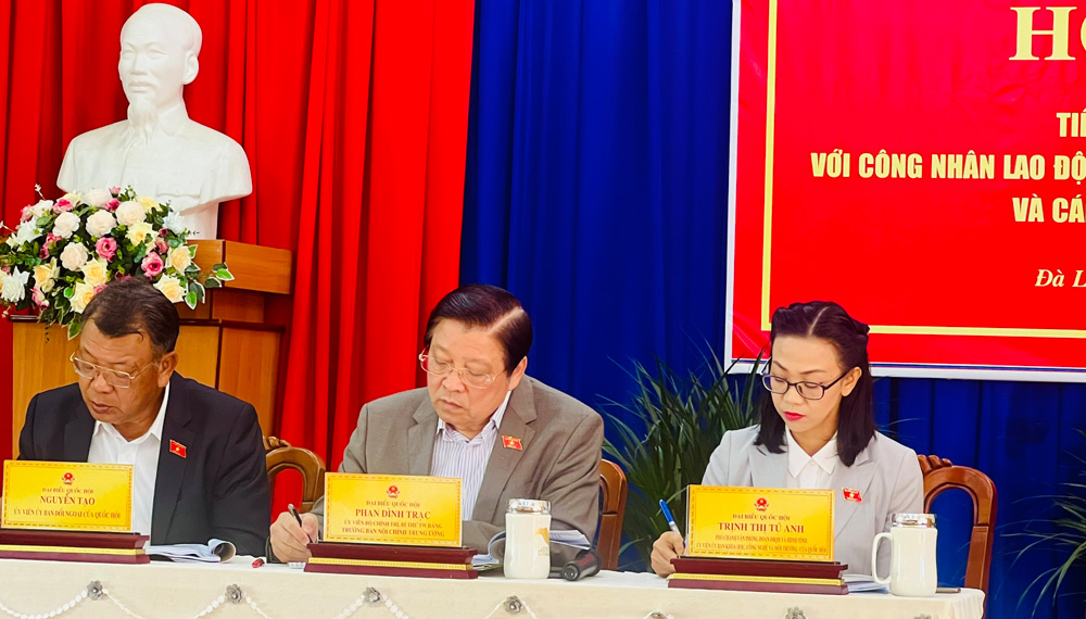 ĐBQH Phan Đình Trạc - Trưởng Ban Nội chính Trung ương tiếp xúc cử tri là công nhân lao động tại Đà Lạt