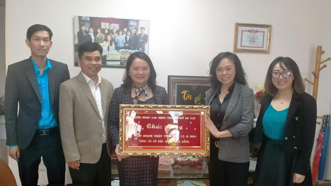 Thăm hỏi doanh nghiệp nhân Ngày Doanh nhân Việt Nam