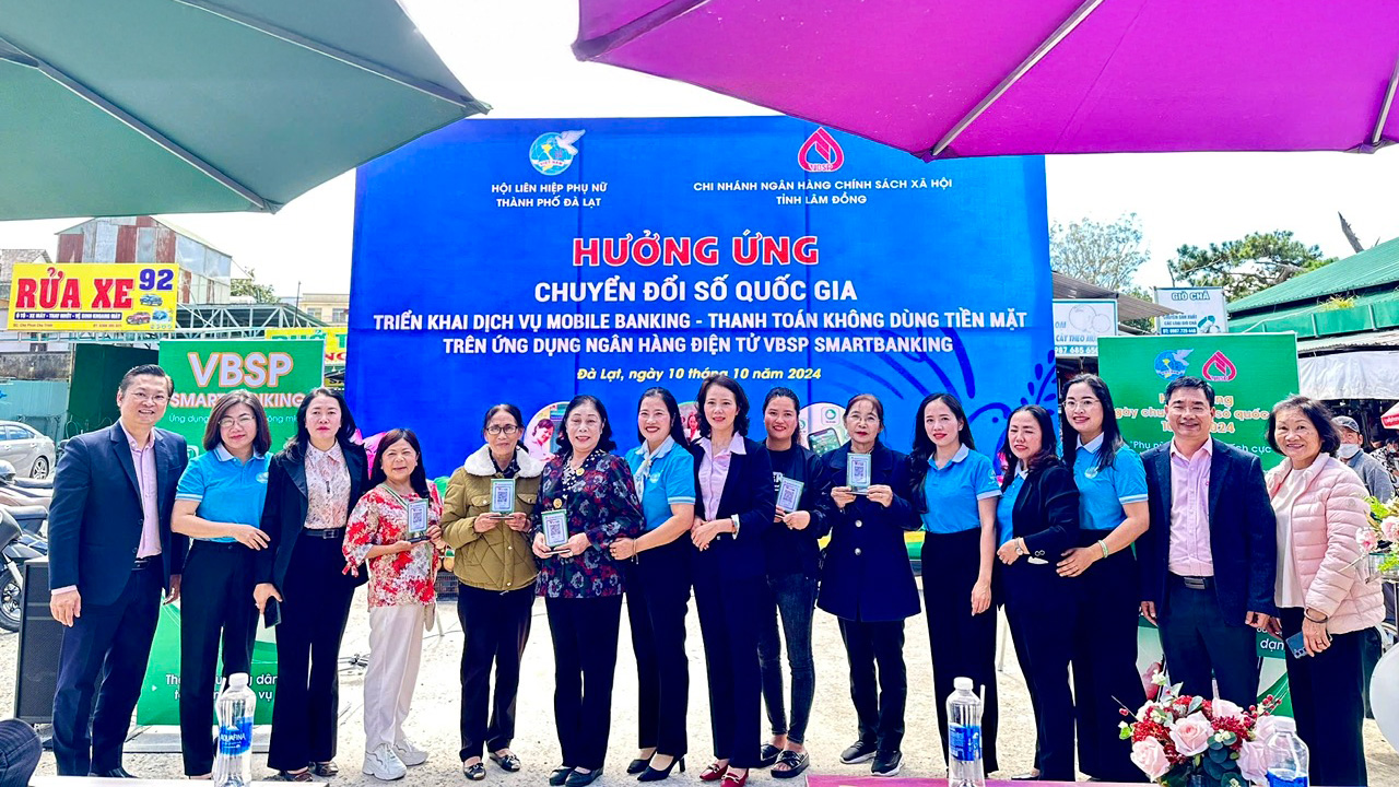 Phụ nữ Lâm Đồng tích cực tham gia chuyển đổi số, thanh toán không dùng tiền mặt