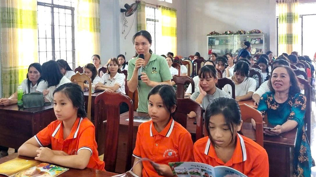 Đối thoại chính sách với hội viên phụ nữ cơ sở