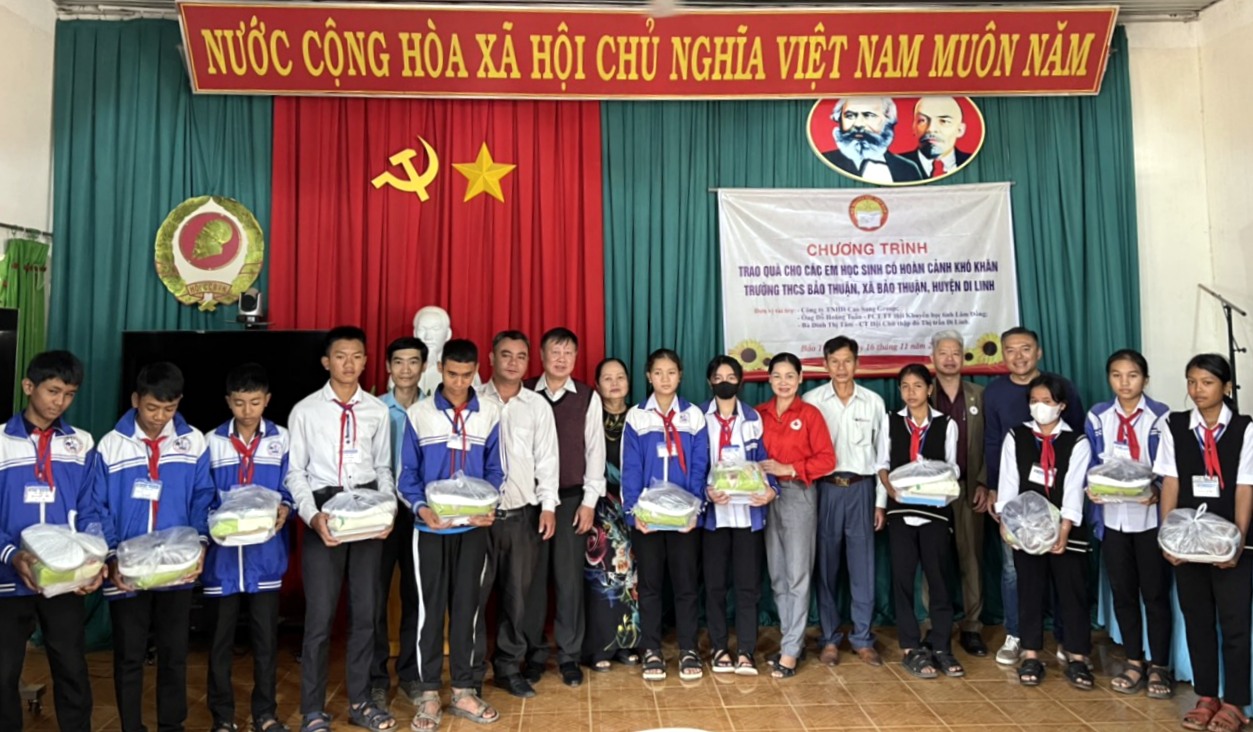 Di Linh: Trao tặng quà cho 100 học sinh có hoàn cảnh khó khăn
